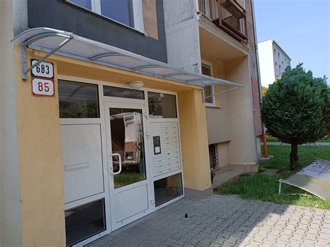 kňaz píšuci C+M+B nad dvere