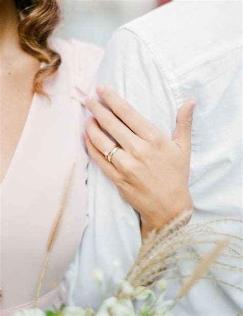 Detailná fotografia svadobného páru v historických uličkách mesta