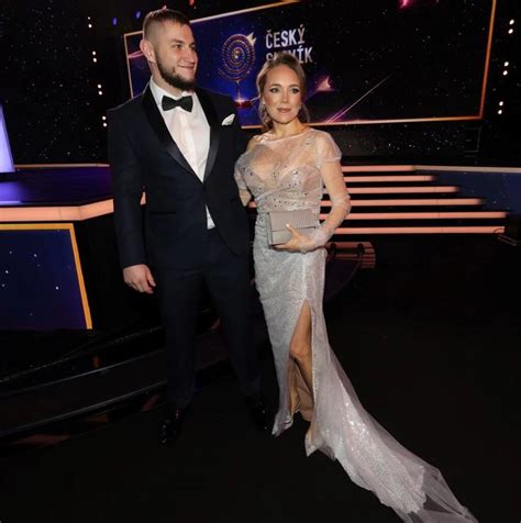 Lucie Vondráčková v flitrovaných minišatách na pódiu