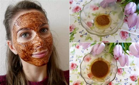 Dievča si nanáša prírodnú pleťovú masku v kúpeľni