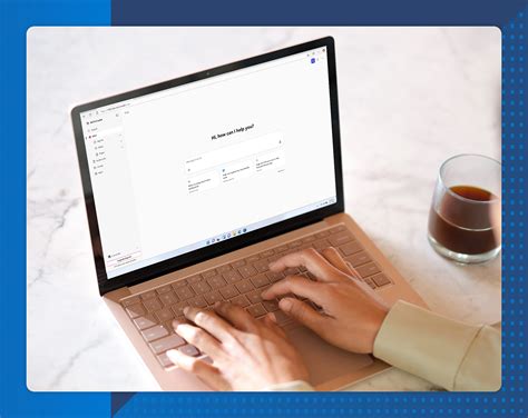 Osoba píše príhovor do poznámkového bloku, vedľa má tablet a kávu