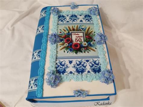 Zátišie s darčekmi pre staršiu dámu: kniha, čaj, kvetina a ručne vyrobená pohľadnica