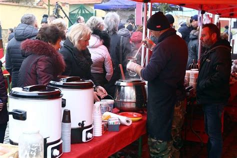 ilustračné foto: rodina pozerá vianočnú rozprávku