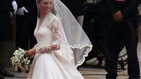 Foto Kate Middleton v svadobných šatách s Pippou Middleton ako dvornou dámou, ktorá nesie vlečku