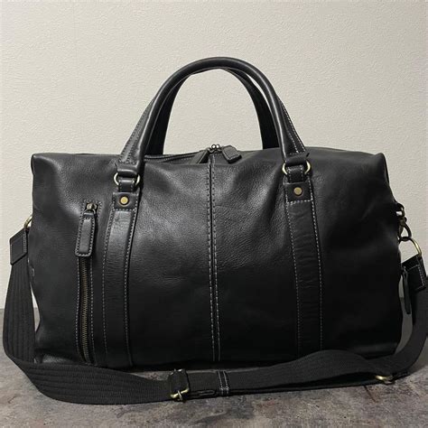 Tematické foto: detail plota ozdobeného kvetinovými girlandami a zeleňou