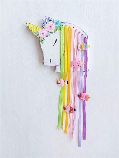 Tematické foto: plot ozdobený bielymi látkami a farebnými stužkami