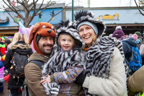 Tematická fotografia: Rozjarené maskované postavy na karnevalovom sprievode v Nemecku, farebné kostýmy