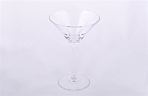 Martini váza s plávajúcimi sviečkami a vodnými perlami