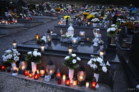 Tematické foto: Cintorín v noci osvetlený stovkami sviečok počas Dušičiek