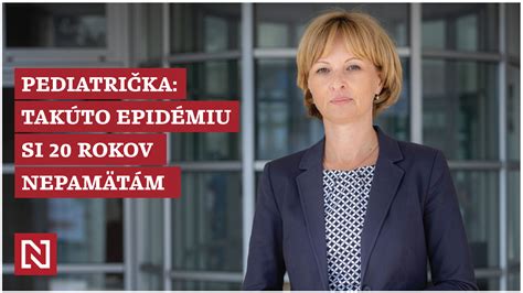 Dieťa v bielom oblečení prijímajúce Eucharistiu v kostole, rodičia s láskou sledujú