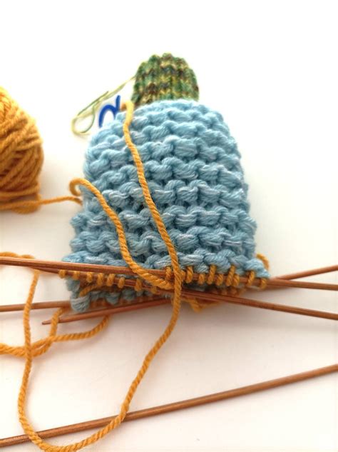 detailná schéma prekríženia ruličiek a začiatku pletenia okolo kužeľa