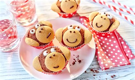Záber na farebne a kreatívne ozdobené muffiny pripravené na detskú karnevalovú párty