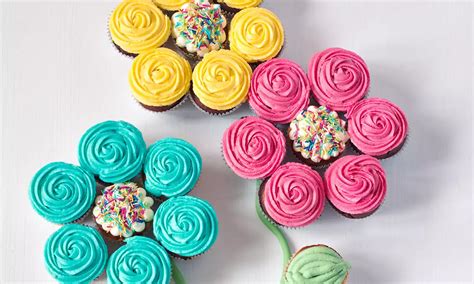 Detailná fotografia zdobenia muffinov marcipánom a farebnými posýpkami
