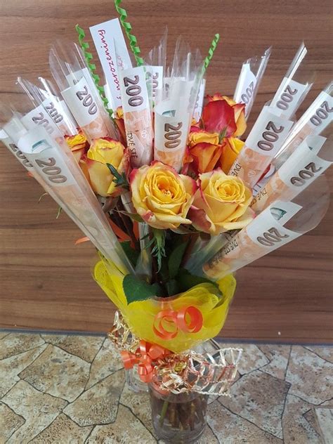 Príklad kytice z bankoviek a priehľadnej pokladničky naplnenej peniazmi