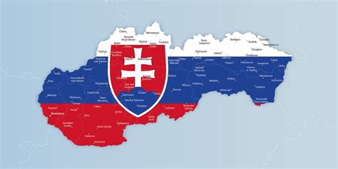 Zasnúbený pár plánujúci svadbu s mapou Slovenska a miestami