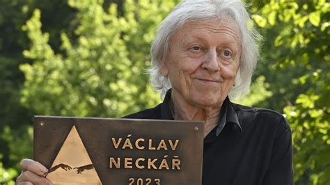Fotografia Václava Neckářa, prípadne vizuál z klipu k piesni Půlnoční