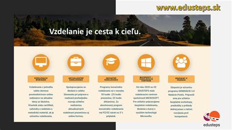 kolegovia oslavujúci pracovné výročie s personalizovanými darčekmi