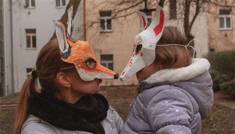 Návod na výrobu papier-mâché masky s detailnými krokmi a použitými materiálmi