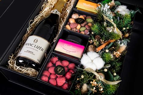 štýlový darčekový box s rôznymi dobrotami a nápojmi