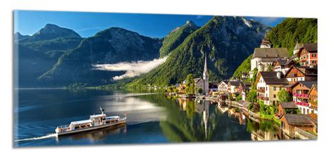 Panoramatický záber na Bledské jazero s ostrovom a hradom.