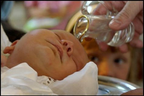 ilustračné foto: krst bábätka v kostole