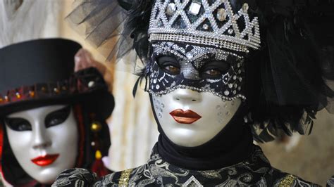 Tematická fotografia: ľudia v kreatívnych maskách na maskárnom plese