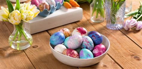 Tematické foto: Veľkonočné symboly ako maľované vajíčka, zajačik, kuriatka, bahniatka a baránok na stole