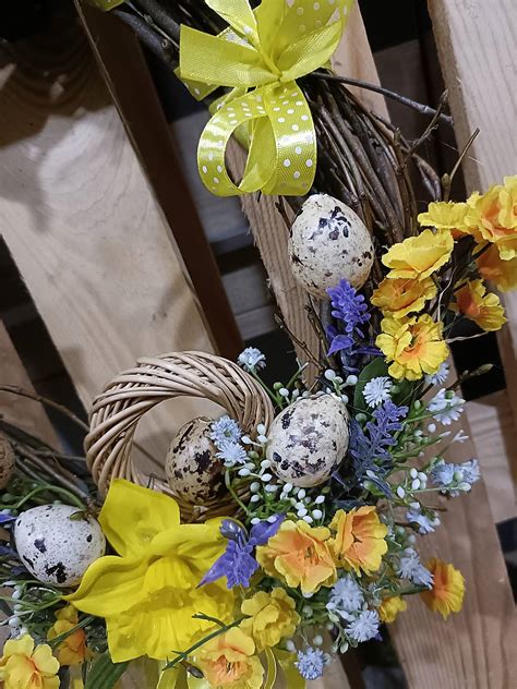 Duchovné foto: Veľkonočný kríž s jarnými kvetmi alebo sviečkou