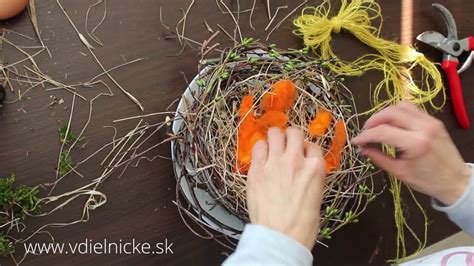 Séria fotografií: Detailný postup výroby základu venca z brezových vetvičiek