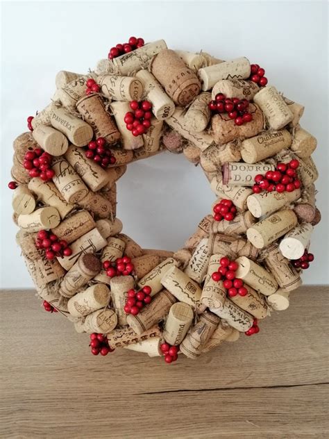 Fotografia: Netradičný veniec vyrobený z korkov z vínových fliaš alebo zo strán starých kníh