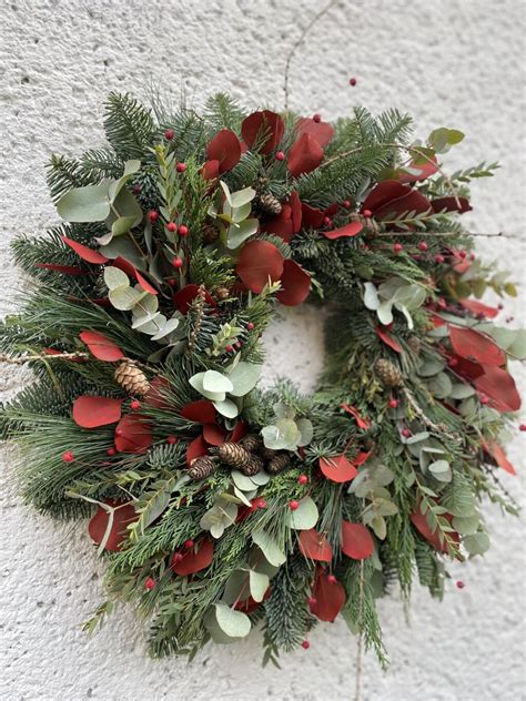 Fotografia: Vianočný veniec ako dekorácia na jedálenskom stole so sviečkou