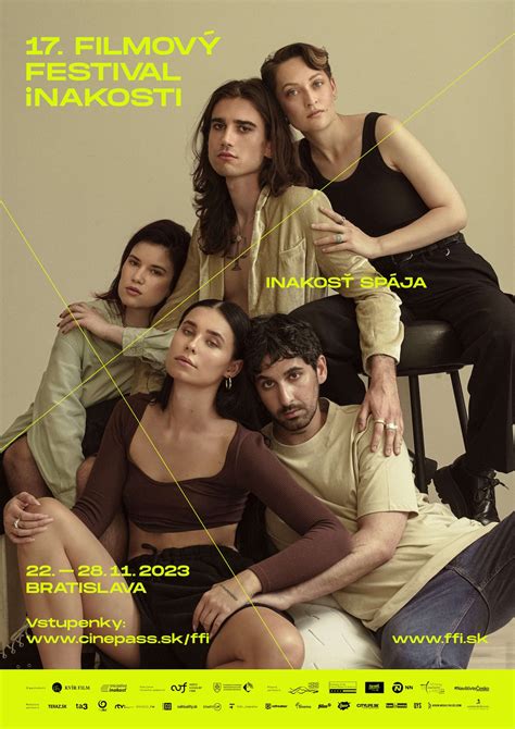 Fotografia z otvorenia Filmového festivalu inakosti, kde Róbert Dobrovodský prednáša príhovor.