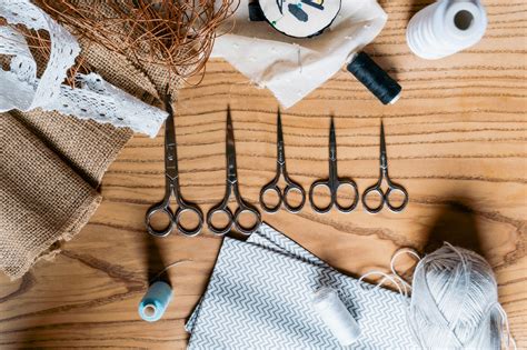 Základné materiály na výrobu mašle: stuhy rôznych farieb a šírok, nožnice, niť, tavná pištoľ