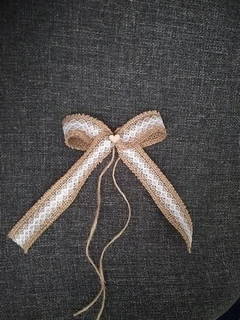 Kombinovaná mašľa z jutovej a vzorovanej stuhy na vianočnom stromčeku