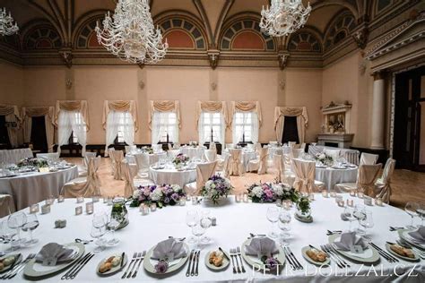 Tematické foto: luxusná svadobná hostina na francúzskom zámku