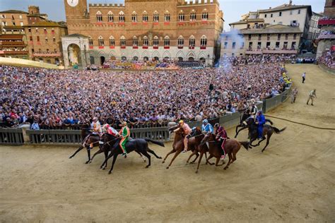 Madonna oslavuje narodeniny na pretekoch Palio di Siena s deťmi