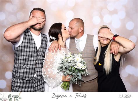 Fotokútik s rekvizitami a šťastnými hosťami