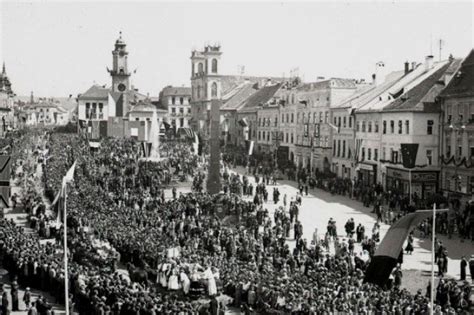Archívna fotografia z osláv 50. výročia Žiackeho samovzdelávacieho krúžku Sládkovič v roku 1975