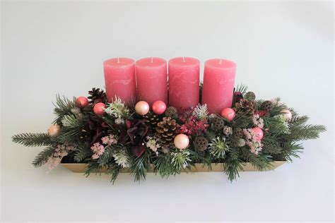 koláž rôznych vianočných dekorácií: veniec, adventný svietnik, lampáše