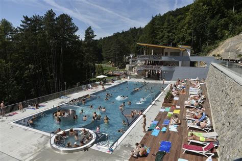 Panoramatický pohľad na kúpalisko Zelená žaba a okolité lesy