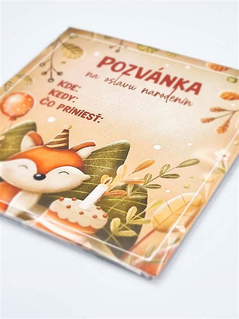 Fotografia darčekovo zabalených kníh a gratulačných kariet pripravených na narodeninovú oslavu