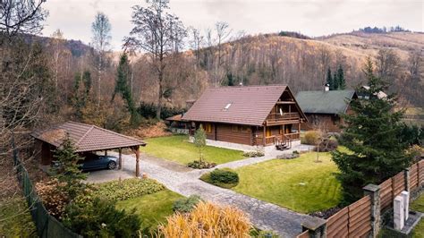 Záber na exteriér Chaty Hrádok v lone prírody pohoria Vtáčnik