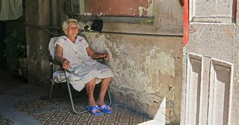 Tematická fotografia: Starenka objímajúca vnúča