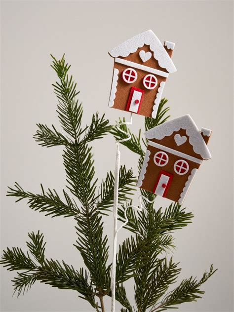Vianočná ozdoba v tvare perníkovej chalúpky vyrobenej z drevených paličiek