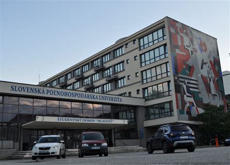Vizuálna reprezentácia študentského domova v Prešove s okolitými budovami a cyklotrasou