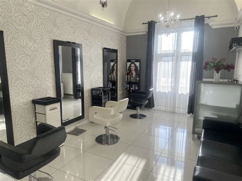 Záber na moderné a útulné priestory kaderníckeho salónu s profesionálnym vybavením