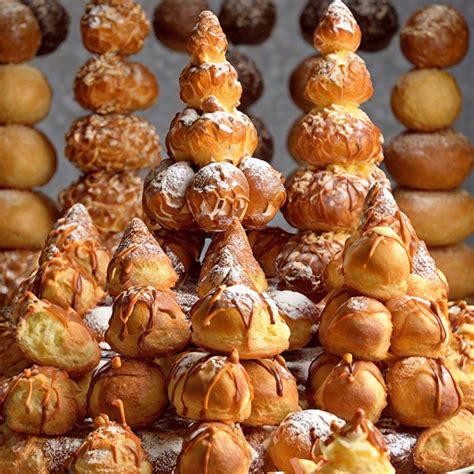 Tradičné francúzske svadobné Croquembouche