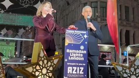 Ilustrácia moslimského pôstneho mesiaca Ramadán s ikonickými prvkami ako lampáš a datle.