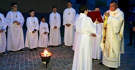 ilustrácia Veľkonočnej vigílie s paškálom a sviecami