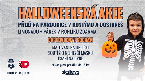 Fotografia z atmosféry školského karnevalu s maskami žiakov